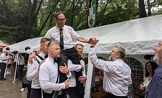 Jörg Hollensteiner ist der König im Jubiläumsjahr des Schützenvereins Schweicheln-Bermbeck. Auf den Schultern wird er über den Festplatz getragen. - Susanne Blersch Jörg Hollensteiner ist der König im Jubiläumsjahr des Schützenvereins Schweicheln-Bermbeck. Auf den Schultern wird er über den Festplatz getragen. - Susanne Blersch