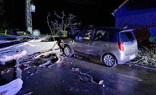 In Rahden war ein Auto gegen einen Baum gefahren. - Feuerwehr Rahden In Rahden war ein Auto gegen einen Baum gefahren. - Feuerwehr Rahden