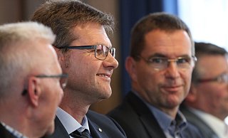 Geschafft: Georg Busse 2017 im Moment der Bekanntgabe des Wahlergebnisses zum Ersten Beigeordneten der Stadt Bad Oeynhausen. Gewählt von dem SPD-geführten Fünferbündnis. - Ulf Hanke Geschafft: Georg Busse 2017 im Moment der Bekanntgabe des Wahlergebnisses zum Ersten Beigeordneten der Stadt Bad Oeynhausen. Gewählt von dem SPD-geführten Fünferbündnis. - Ulf Hanke