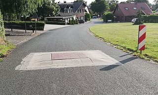Von der zweiten Aufpflasterung an der Straße zur Wilhelmshöhe in Haldem ist die erste Bodenwelle am Heinz-Becker-Weg nicht zu sehen. - Joern Spreen-Ledebur Von der zweiten Aufpflasterung an der Straße zur Wilhelmshöhe in Haldem ist die erste Bodenwelle am Heinz-Becker-Weg nicht zu sehen. - Joern Spreen-Ledebur