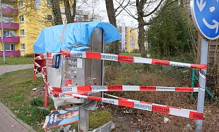 Die Polizei hat den Tatort mit Flatterband gesichert. Von dem Automaten ist durch die Sprengung nicht mehr viel übrig. In Mitleidenschaft gezogen wurde auch ein SPD-Plakat zur Landtagswahl. - Kirsten Tirre Die Polizei hat den Tatort mit Flatterband gesichert. Von dem Automaten ist durch die Sprengung nicht mehr viel übrig. In Mitleidenschaft gezogen wurde auch ein SPD-Plakat zur Landtagswahl. - Kirsten Tirre
