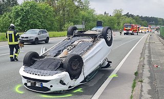 Eines der Fahrzeuge überschlug sich und blieb am Ende auf dem Dach liegen. Es kommt zu Staus. - Andreas Eickhoff Eines der Fahrzeuge überschlug sich und blieb am Ende auf dem Dach liegen. Es kommt zu Staus. - Andreas Eickhoff