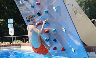 Die Kletterwand am Sprungturm gehört zu den Highlights im Freibad des Aqua Fun in Kirchlengern. - Jenny Westhues Die Kletterwand am Sprungturm gehört zu den Highlights im Freibad des Aqua Fun in Kirchlengern. - Jenny Westhues