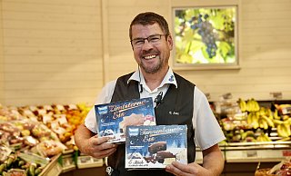 Marktleiter Stefan Just hat uns verraten, warum es diese weihnachtlichen Produkte im August in der Tiefkühltruhe gibt. - Peter Unger Marktleiter Stefan Just hat uns verraten, warum es diese weihnachtlichen Produkte im August in der Tiefkühltruhe gibt. - Peter Unger