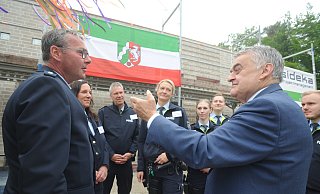 NRW-Innenminister Herbert Reul kam Anfang Juni 2023 zum Richtfest an der künftigen Polizeiwache an der Trakehner Straße in Espelkamp. Er nahm sich während seines Besuchs in Espelkamp Zeit, um mit den Beamtinnen und Beamten zu sprechen. - Archiv Joern Spreen-Ledebur NRW-Innenminister Herbert Reul kam Anfang Juni 2023 zum Richtfest an der künftigen Polizeiwache an der Trakehner Straße in Espelkamp. Er nahm sich während seines Besuchs in Espelkamp Zeit, um mit den Beamtinnen und Beamten zu sprechen. - Archiv Joern Spreen-Ledebur