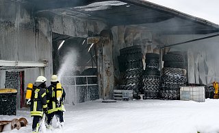 Mit Schaum decken die Einsatzkräfte das Brandgut in der ausgebrannten Halle ab. - RalphMeyer Mit Schaum decken die Einsatzkräfte das Brandgut in der ausgebrannten Halle ab. - RalphMeyer