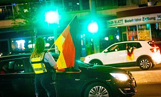 Viele Bielefelder würden sich wünschen, dass die Polizei auch jetzt bei Autokorsos auf dem Jahnplatz ein EM-Auge zudrückt. - Mike-Dennis Müller Viele Bielefelder würden sich wünschen, dass die Polizei auch jetzt bei Autokorsos auf dem Jahnplatz ein EM-Auge zudrückt. - Mike-Dennis Müller