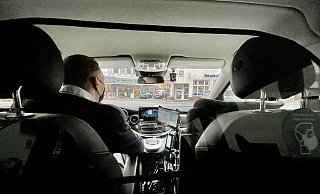Der Fahrer Peter Leßmann steuert Holibri 3 durch den Nachmittagsverkehr Richtung Bosseborn. - Ralf T. Mischer Der Fahrer Peter Leßmann steuert Holibri 3 durch den Nachmittagsverkehr Richtung Bosseborn. - Ralf T. Mischer