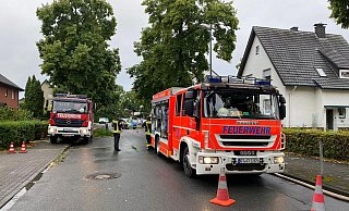 Am Grenzweg in Gütersloh sind zahlreiche Keller vollgelaufen. Teile der Straße sind mittlerweile gesperrt. Die Feuerwehr bittet um Geduld und Verständnis, dass es zu Wartezeiten kommt. - Christian Bröder Am Grenzweg in Gütersloh sind zahlreiche Keller vollgelaufen. Teile der Straße sind mittlerweile gesperrt. Die Feuerwehr bittet um Geduld und Verständnis, dass es zu Wartezeiten kommt. - Christian Bröder