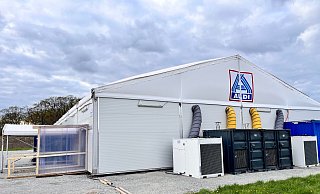 Einbrecher haben sich gewaltsam Zutritt zu dem Zelt-Provisorium in Harsewinkel verschafft. - Robert Becker Einbrecher haben sich gewaltsam Zutritt zu dem Zelt-Provisorium in Harsewinkel verschafft. - Robert Becker