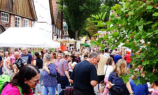 Der Käsemarkt in Nieheim zieht Massen an Besuchern an. Nun drängt sich das Thema Sicherheit wieder in den Vordergrund. - Moritz Räker Der Käsemarkt in Nieheim zieht Massen an Besuchern an. Nun drängt sich das Thema Sicherheit wieder in den Vordergrund. - Moritz Räker
