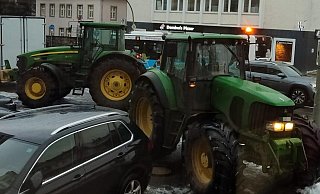 Am Montag haben etwa 50 Landwirte mit ihren Traktoren auf dem inneren Ring in Paderborn demonstriert. Zum Abschluss waren die Teilnehmer vor dem CDU-Center am Liboriberg. - CDU Am Montag haben etwa 50 Landwirte mit ihren Traktoren auf dem inneren Ring in Paderborn demonstriert. Zum Abschluss waren die Teilnehmer vor dem CDU-Center am Liboriberg. - CDU