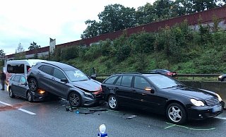 Bei dem Auffahrunfall schob der VW Golf den Mercedes GLA auf den vorangefahrenen Mercedes. - Polizei Bielefeld Bei dem Auffahrunfall schob der VW Golf den Mercedes GLA auf den vorangefahrenen Mercedes. - Polizei Bielefeld
