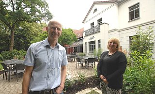 Nach 29 Jahren übergibt Hartmut Giebel die Leitung des Bürgerzentrums Haus unter den Linden (HudL) an Judith Stallner. - Natalie Gottwald Nach 29 Jahren übergibt Hartmut Giebel die Leitung des Bürgerzentrums Haus unter den Linden (HudL) an Judith Stallner. - Natalie Gottwald