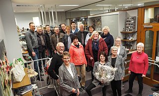 „Mit Freunden feiern, mit Freunden fröhlich sein“, heißt es im Karneval und bei der Neueröffnung von Anna Reinekes Schuhgeschäft. - Josef Köhne „Mit Freunden feiern, mit Freunden fröhlich sein“, heißt es im Karneval und bei der Neueröffnung von Anna Reinekes Schuhgeschäft. - Josef Köhne