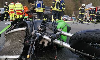 Die Landesstraße 954 bei Bad Driburg ist nach einem Unfall mehrere Stunden voll gesperrt gewesen. - Burkhard Battran Die Landesstraße 954 bei Bad Driburg ist nach einem Unfall mehrere Stunden voll gesperrt gewesen. - Burkhard Battran