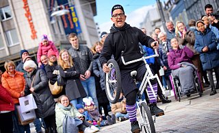 Der komische Fahrradkurier Steve Wheels aus Kanada zeigt Comedy und Stunts auf dem Zweirad. - Barbara Franke Der komische Fahrradkurier Steve Wheels aus Kanada zeigt Comedy und Stunts auf dem Zweirad. - Barbara Franke
