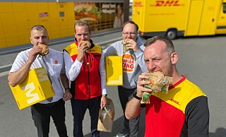 Burger-King-Filialleiter Samer Baker (von links), Tim Ewering, DHL-Vice-President für Vertrieb und Geschäftsentwicklung, Burger-King-Pressesprecher Daniel Polter und DHL-Zusteller Martin Rodigas haben am Montag die Kooperation zwischen dem Paketdienst der Post und dem Fastfood-Unternehmen vorgestellt. - Christian Bröder Burger-King-Filialleiter Samer Baker (von links), Tim Ewering, DHL-Vice-President für Vertrieb und Geschäftsentwicklung, Burger-King-Pressesprecher Daniel Polter und DHL-Zusteller Martin Rodigas haben am Montag die Kooperation zwischen dem Paketdienst der Post und dem Fastfood-Unternehmen vorgestellt. - Christian Bröder