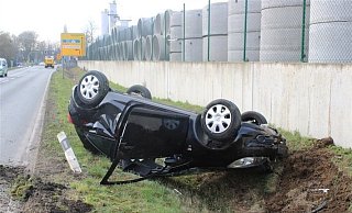 Nach dem Zusammenstoß mit einem Bus der Linie 614 überschlug sich der Opel des 20-jährigen Löhners und blieb auf dem Dach liegen. - Polizei Minden-Lübbecke Nach dem Zusammenstoß mit einem Bus der Linie 614 überschlug sich der Opel des 20-jährigen Löhners und blieb auf dem Dach liegen. - Polizei Minden-Lübbecke