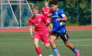 Arminias B-II-Jugend mit Eyyüb Yasar (r.) hatte gegen Mika Wagners Theesener das bessere Ende für sich und erzielte in der dritten Minute der Nachspielzeit das 2:1. - Andreas Zobe Arminias B-II-Jugend mit Eyyüb Yasar (r.) hatte gegen Mika Wagners Theesener das bessere Ende für sich und erzielte in der dritten Minute der Nachspielzeit das 2:1. - Andreas Zobe