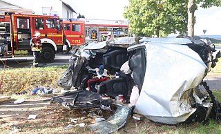 Unfall in Spenge: Erst prallte der Wagen gegen ein Baum, überschlug sich und blieb auf dem Radweg liegen. - Ekkehard Wind Unfall in Spenge: Erst prallte der Wagen gegen ein Baum, überschlug sich und blieb auf dem Radweg liegen. - Ekkehard Wind