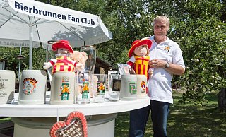Andreas Meier, der mit Freunden einen Bierbrunnen-Fanclub gegründet hat, hat in all den Jahren eine große Sammelleidenschaft entwickelt für alles, was mit dem Bierbrunnen zu tun hat: Gläser und Krüge, Bierdeckel, Jubelhennesse. - Lena Henning Andreas Meier, der mit Freunden einen Bierbrunnen-Fanclub gegründet hat, hat in all den Jahren eine große Sammelleidenschaft entwickelt für alles, was mit dem Bierbrunnen zu tun hat: Gläser und Krüge, Bierdeckel, Jubelhennesse. - Lena Henning
