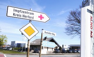 Im Industriegebiet zwischen Hiddenhausen und Enger ist eine Impfstelle des Kreises Herford. Hier werden an zwei Tagen ausschließlich Kinder immunisiert. - Thorsten Ulonska Im Industriegebiet zwischen Hiddenhausen und Enger ist eine Impfstelle des Kreises Herford. Hier werden an zwei Tagen ausschließlich Kinder immunisiert. - Thorsten Ulonska