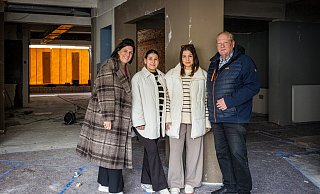 Maria Parastatidou (v.l.), ihre beiden Töchter Nikoletta und Anna Eleni und Gottfried Thumel freuen sich auf den Neustart. - Mike-Dennis Mller / www.mdm.photo Maria Parastatidou (v.l.), ihre beiden Töchter Nikoletta und Anna Eleni und Gottfried Thumel freuen sich auf den Neustart. - Mike-Dennis Mller / www.mdm.photo