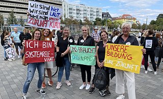 Die Demonstrantinnen auf dem Kesselbrink melden sich mit großen Plakaten zu Wort. - Peter Unger Die Demonstrantinnen auf dem Kesselbrink melden sich mit großen Plakaten zu Wort. - Peter Unger
