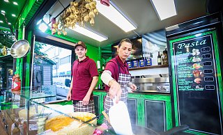 Pasta aus Italia gibt es bei Melanie und Hermann Heinen aus Düsseldorf. Im Parmesanlaib bekommen die frischen Rigatoni den letzten "Schliff". - Sarah Jonek Pasta aus Italia gibt es bei Melanie und Hermann Heinen aus Düsseldorf. Im Parmesanlaib bekommen die frischen Rigatoni den letzten "Schliff". - Sarah Jonek