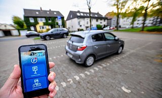 Auf diesem öffentlichen Parkplatz an der Mühlenstraße standen die Fahrzeuge. Ein Nutzer der umstrittenen App „Park & Collect" schwärzte hier einige davon als Falschparker an. - Jens Reichenbach Auf diesem öffentlichen Parkplatz an der Mühlenstraße standen die Fahrzeuge. Ein Nutzer der umstrittenen App „Park & Collect" schwärzte hier einige davon als Falschparker an. - Jens Reichenbach