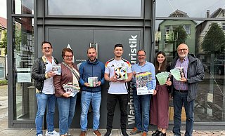 Reinhard Becker (Optik Becker, v. l.), Selina Knipping und Wilm Pollmann (Warburger Hanse), Alexander Martel (Sport Mewes), Oliver Rößling (Rewe), Nicole Scheifers (Warburger Hanse) und Philipp von Schöning (Dodiko) laden ein. - Hanse Reinhard Becker (Optik Becker, v. l.), Selina Knipping und Wilm Pollmann (Warburger Hanse), Alexander Martel (Sport Mewes), Oliver Rößling (Rewe), Nicole Scheifers (Warburger Hanse) und Philipp von Schöning (Dodiko) laden ein. - Hanse