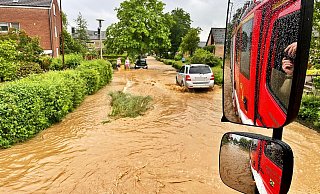 Im Juni 2021 hatten Wassermasssen einige Straßen in Enger überflutet. Auf künftige Katastrophenfälle - zum Beispiel aufgrund von Starkregen, Hitze oder einer Pandemie - bereitet sich der Kreis Herford nun mit einem Katastrophenschutzbedarfsplan vor. - Feuerwehr Enger Im Juni 2021 hatten Wassermasssen einige Straßen in Enger überflutet. Auf künftige Katastrophenfälle - zum Beispiel aufgrund von Starkregen, Hitze oder einer Pandemie - bereitet sich der Kreis Herford nun mit einem Katastrophenschutzbedarfsplan vor. - Feuerwehr Enger