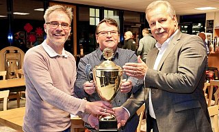 Sören Herbst vom Hauptsponsor Neue Westfälische (v. l.), der Handballkreis-Vorsitzende Thomas Boerscheper und Bielefelds Bürgermeister Andreas Rüther bei der Auslosung. - Peter Unger Sören Herbst vom Hauptsponsor Neue Westfälische (v. l.), der Handballkreis-Vorsitzende Thomas Boerscheper und Bielefelds Bürgermeister Andreas Rüther bei der Auslosung. - Peter Unger