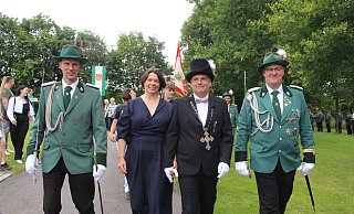 Lars Multhaupt und Julia Kroker sind das neue Königspaar der Rieseler Georgsschützen. - Burkhard Battran Lars Multhaupt und Julia Kroker sind das neue Königspaar der Rieseler Georgsschützen. - Burkhard Battran