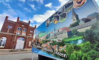 Von Einkaufen bis Erleben: So wirbt Warburg schon am Bahnhof. - Simone Flörke Von Einkaufen bis Erleben: So wirbt Warburg schon am Bahnhof. - Simone Flörke