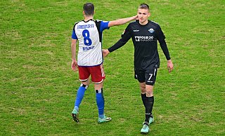 SCP-Stürmer Filip Bilbija verlässt nach seinem Platzverweis in Hamburg das Spielfeld und wird von seinem Ex-Teamkollegen Laszlo Benes verabschiedet. - Witters SCP-Stürmer Filip Bilbija verlässt nach seinem Platzverweis in Hamburg das Spielfeld und wird von seinem Ex-Teamkollegen Laszlo Benes verabschiedet. - Witters