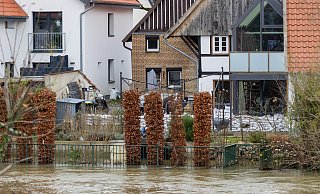 Im Dezember 2023 kam die Alme in Schloß Neuhaus (Paderborn) den Häusern gefährlich nahe. Die Bewohner hatten vorsorglich Sandsäche aufgeschichtet. - Niklas Tüns Im Dezember 2023 kam die Alme in Schloß Neuhaus (Paderborn) den Häusern gefährlich nahe. Die Bewohner hatten vorsorglich Sandsäche aufgeschichtet. - Niklas Tüns