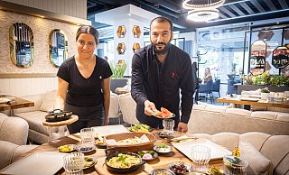 Meryem und Ali Pehlivan aus Bielefeld tischen auf in der VIP-Lounge. - Mike-Dennis Mller / www.mdm.photo Meryem und Ali Pehlivan aus Bielefeld tischen auf in der VIP-Lounge. - Mike-Dennis Mller / www.mdm.photo