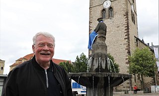 Johannes Insel auf dem Neustadt-Marktplatz vor dem Eisenhoit-Brunnen und der Neustädter Kirche. - Simone Flörke Johannes Insel auf dem Neustadt-Marktplatz vor dem Eisenhoit-Brunnen und der Neustädter Kirche. - Simone Flörke