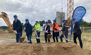 Spatenstich: Frank Klipker, Jörg Rossbach, Marc Wiegmann, Tim Kähler, Pascal Cordes, Werner Heese und Oliver Daun. - Jobst Lüdeking Spatenstich: Frank Klipker, Jörg Rossbach, Marc Wiegmann, Tim Kähler, Pascal Cordes, Werner Heese und Oliver Daun. - Jobst Lüdeking