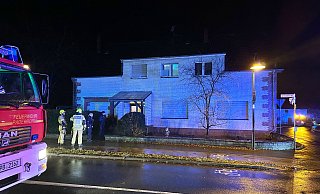 Im Obergeschoss dieses Hauses an der Marienloher Straße brannte in der Nacht zum Sonntag zum wiederholten Mal Essen auf Herd. Der Bewohner wurde mit Verdacht auf Rauchgasvergiftung ins Krankenhaus eingeliefert. - © 2023 Ralph Meyer. Alle Inhalte urheberrechtlich geschützt. Im Obergeschoss dieses Hauses an der Marienloher Straße brannte in der Nacht zum Sonntag zum wiederholten Mal Essen auf Herd. Der Bewohner wurde mit Verdacht auf Rauchgasvergiftung ins Krankenhaus eingeliefert. - © 2023 Ralph Meyer. Alle Inhalte urheberrechtlich geschützt.