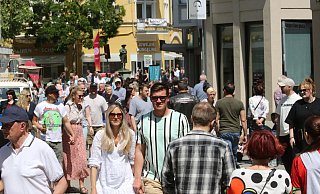 Zum Hoeker-Fest hatten sonntags die Geschäfte auf. Das funktioniert: Tausende strömten bei Königswetter in die Herforder Innenstadt. - Claus Frickemeier Zum Hoeker-Fest hatten sonntags die Geschäfte auf. Das funktioniert: Tausende strömten bei Königswetter in die Herforder Innenstadt. - Claus Frickemeier