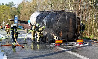 Die Feuerwehr Paderborn war mit vier Löschfahrzeugen und rund 25 Feuerwehrleuten auf dem A33-Rastplatz Lippesee im Einsatz. - Ralph Meyer Die Feuerwehr Paderborn war mit vier Löschfahrzeugen und rund 25 Feuerwehrleuten auf dem A33-Rastplatz Lippesee im Einsatz. - Ralph Meyer