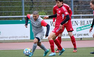 Canlars Erkan Aydin führt den Ball, Schildesches Finn Wächter versucht ihn zu stören. - Andreas Zobe Canlars Erkan Aydin führt den Ball, Schildesches Finn Wächter versucht ihn zu stören. - Andreas Zobe
