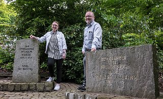 Jana Wehmeyer und Thomas Kracht an den Gedenksteinen für die Väter der Freilichtbühne Nettelstedt, Karl Meyer-Spelbrink und Wilhelm Korte. - Cornelia Müller Jana Wehmeyer und Thomas Kracht an den Gedenksteinen für die Väter der Freilichtbühne Nettelstedt, Karl Meyer-Spelbrink und Wilhelm Korte. - Cornelia Müller