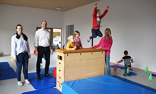 Christiane Bernard (Kita-Leiterin, v. l.) und Uwe Damer (Bildungsdezernent) schauen den Kindern und Erzieherin Ulla Adden (r.) im Familienzentrum „Miteinander“ zu. - Stadt Bad Driburg Christiane Bernard (Kita-Leiterin, v. l.) und Uwe Damer (Bildungsdezernent) schauen den Kindern und Erzieherin Ulla Adden (r.) im Familienzentrum „Miteinander“ zu. - Stadt Bad Driburg