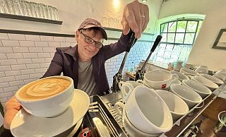 Cornelius Braun hat sich in die Kaffeezubereitung über Jahre und viele Versuche reingefuchst. Er liebt seine Izzo-Handhebelmaschine. - Jens Reddeker Cornelius Braun hat sich in die Kaffeezubereitung über Jahre und viele Versuche reingefuchst. Er liebt seine Izzo-Handhebelmaschine. - Jens Reddeker