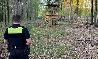 In der Nähe des Hochsitzes lag der gefesselte Mann auf dem Boden. - Polizei In der Nähe des Hochsitzes lag der gefesselte Mann auf dem Boden. - Polizei