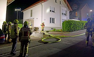 Rund 30 Feuerwehrleute löschten am späten Samstagabend einen Kellerbrand in einem Zweifamilienhaus am Stubenweg im Paderborner Stadtteil Dahl. - Ralph Meyer Rund 30 Feuerwehrleute löschten am späten Samstagabend einen Kellerbrand in einem Zweifamilienhaus am Stubenweg im Paderborner Stadtteil Dahl. - Ralph Meyer